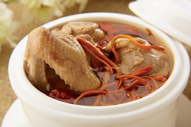 Cách hầm gà với đông trùng hạ thảo khô