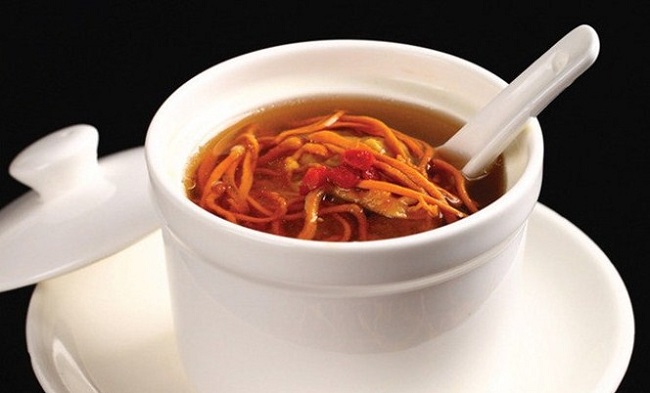 Canh chân gà hầm đông trùng hạ thảo tốt cho người bệnh xương khớp
