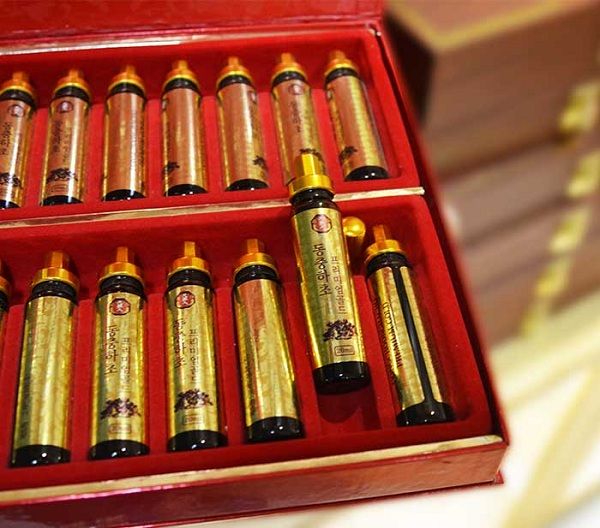Tinh chất nấm linh chi đông trùng hạ thảo được đựng vào ống nhỏ 20ml